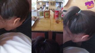 หลุดไทย สาวทางบ้าน นั่งกินข้าวกับผัวแล้วเงี่ยนเลยก้มลงไปอมควยให้ผัวอย่างเด็ด แม่งกล้าทำได้ไงไม่รู้กลางร้านส้มตำเลยแดกส้มตำไปแล้วอมควยแสบแน่ๆเลย